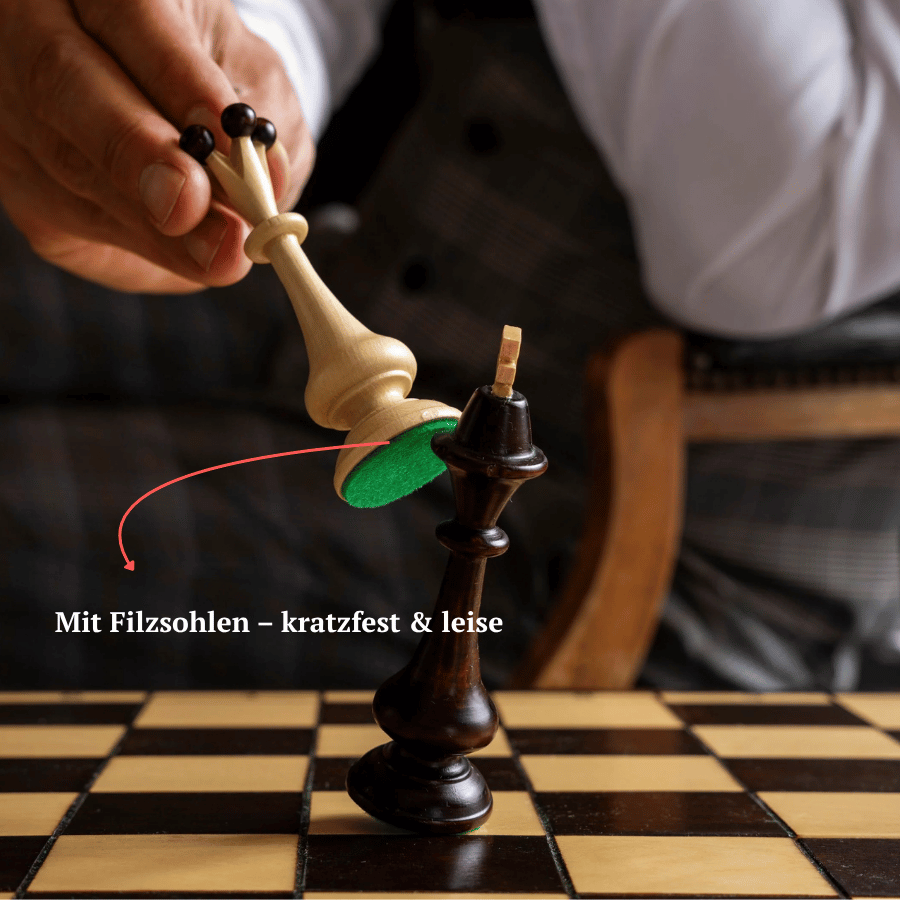 Main plaçant une pièce d'échecs sur l'échiquier, gros plan