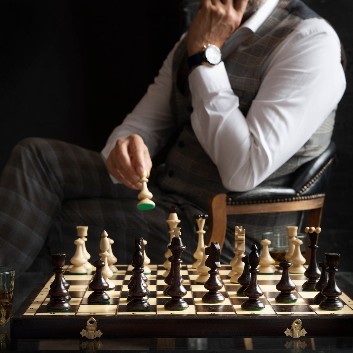 Jeu d'échecs avec pièces Staunton installé sur l'échiquier en bois