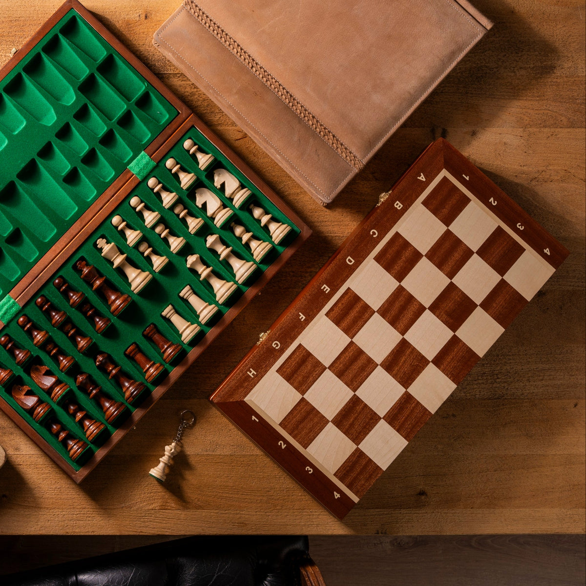 Schachspiel mit Intarsien, Schrägansicht mit aufgebauten Figuren
