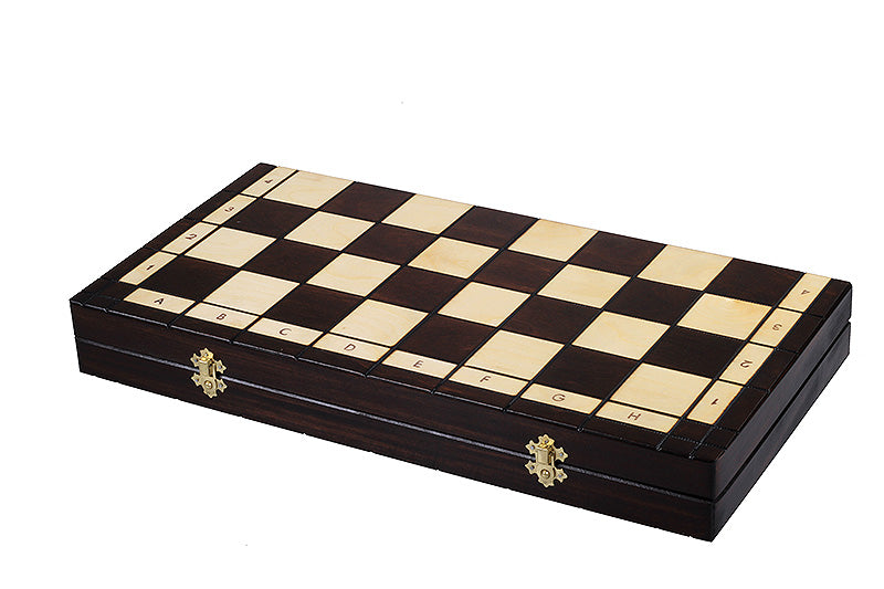 Gros plan sur les pièces d'échecs blanches, roi et dame