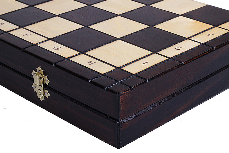 Jeu d'échecs installé, vue de biais avec pièces foncées et claires