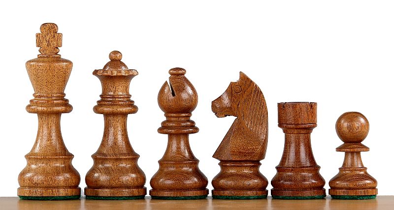 Dunkle Staunton-Figuren aus indischer Akazie in Reihe, Detailansicht