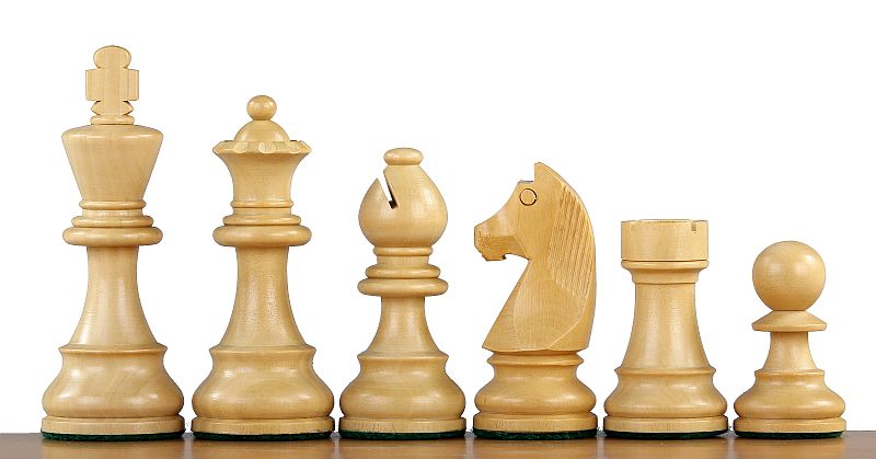 Helle Staunton-Figuren aus Buchsbaum mit Akazien-Springer, Detailansicht