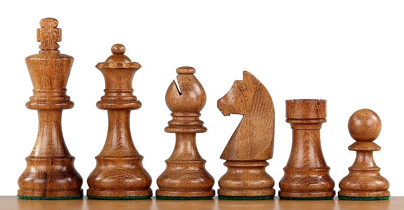 Dunkle Staunton-Figuren aus indischer Akazie in Reihe, Detailansicht