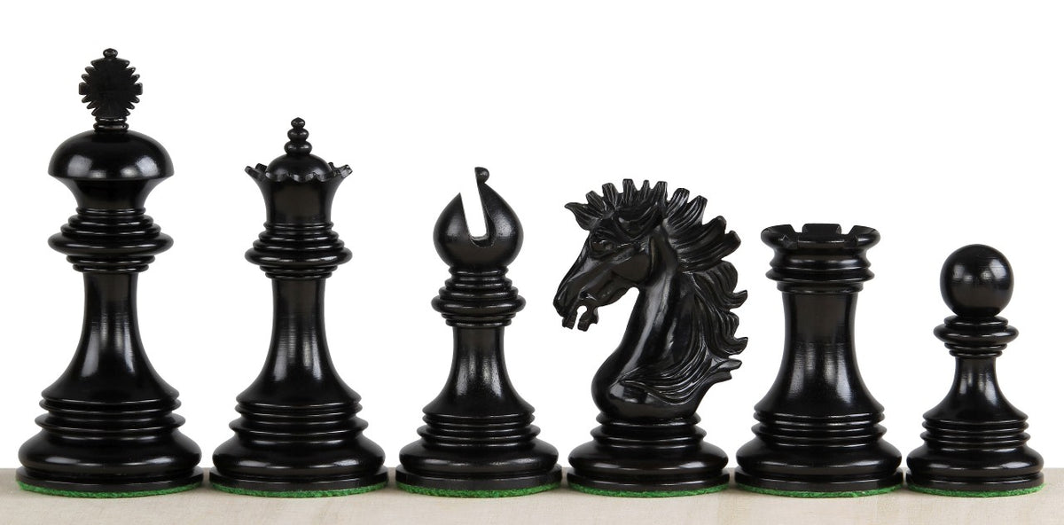 Dunkle Schachfiguren aus Ebenholz mit geschnitztem Springer, Detailansicht
