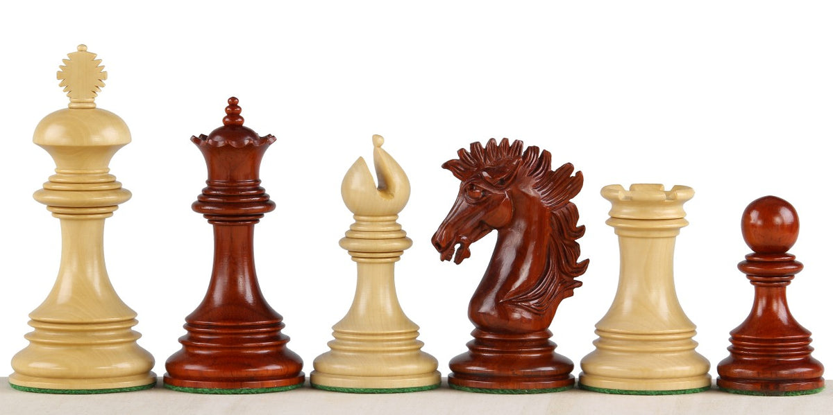 Schachfiguren aus Redwood und Buchsbaum in Reihe, gemischte Ansicht