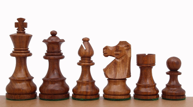 Rotbraune französische Staunton-Figuren aus indischer Akazie in Reihe, Detailansicht