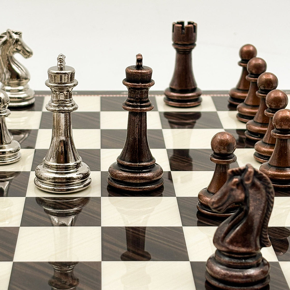 Handgefertigtes Schachspiel aus Nussbaum-Holz mit Metallfiguren im Detail – Schachatelier
