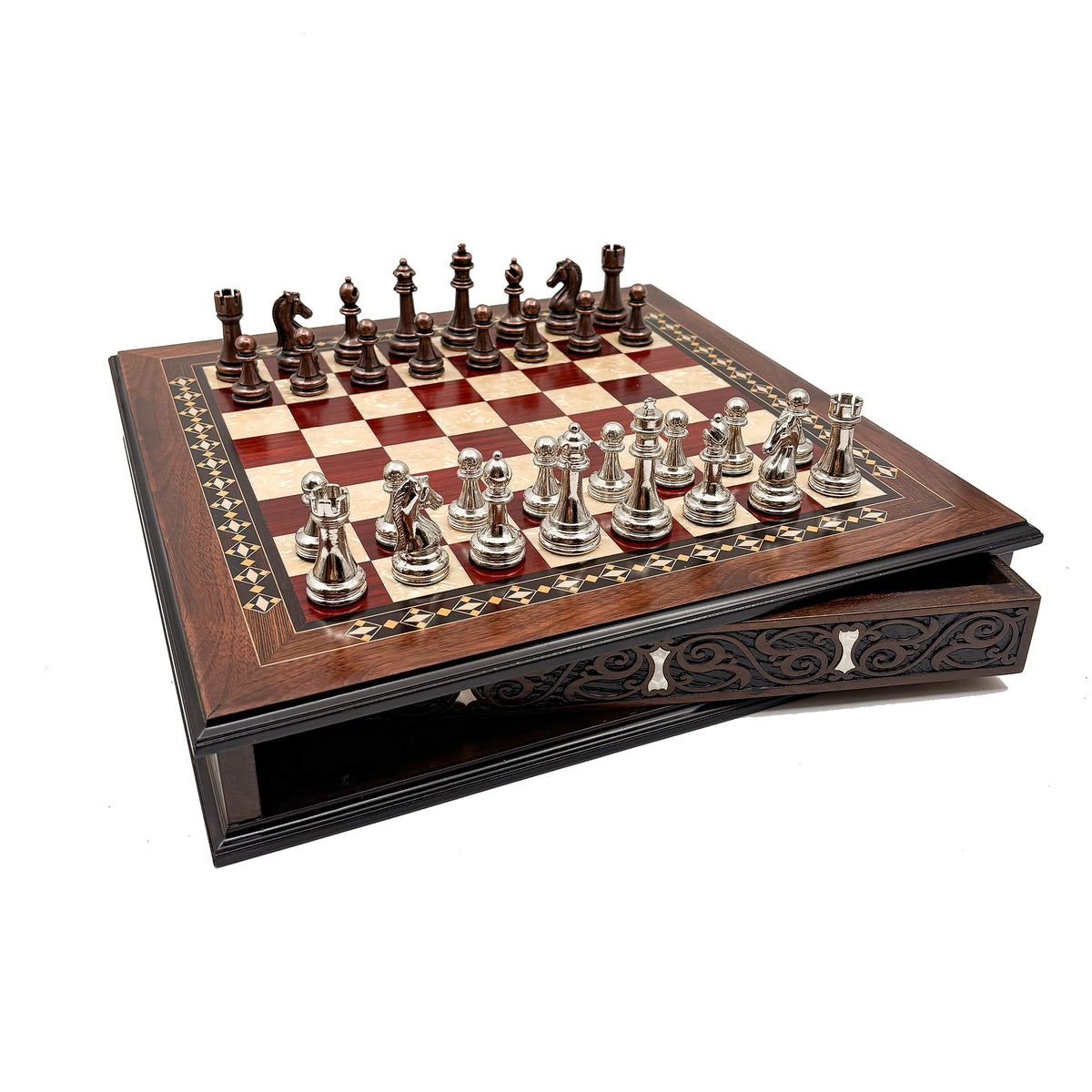 Schachspiel mit leicht geöffneter Schublade, Metallfiguren auf dem Brett