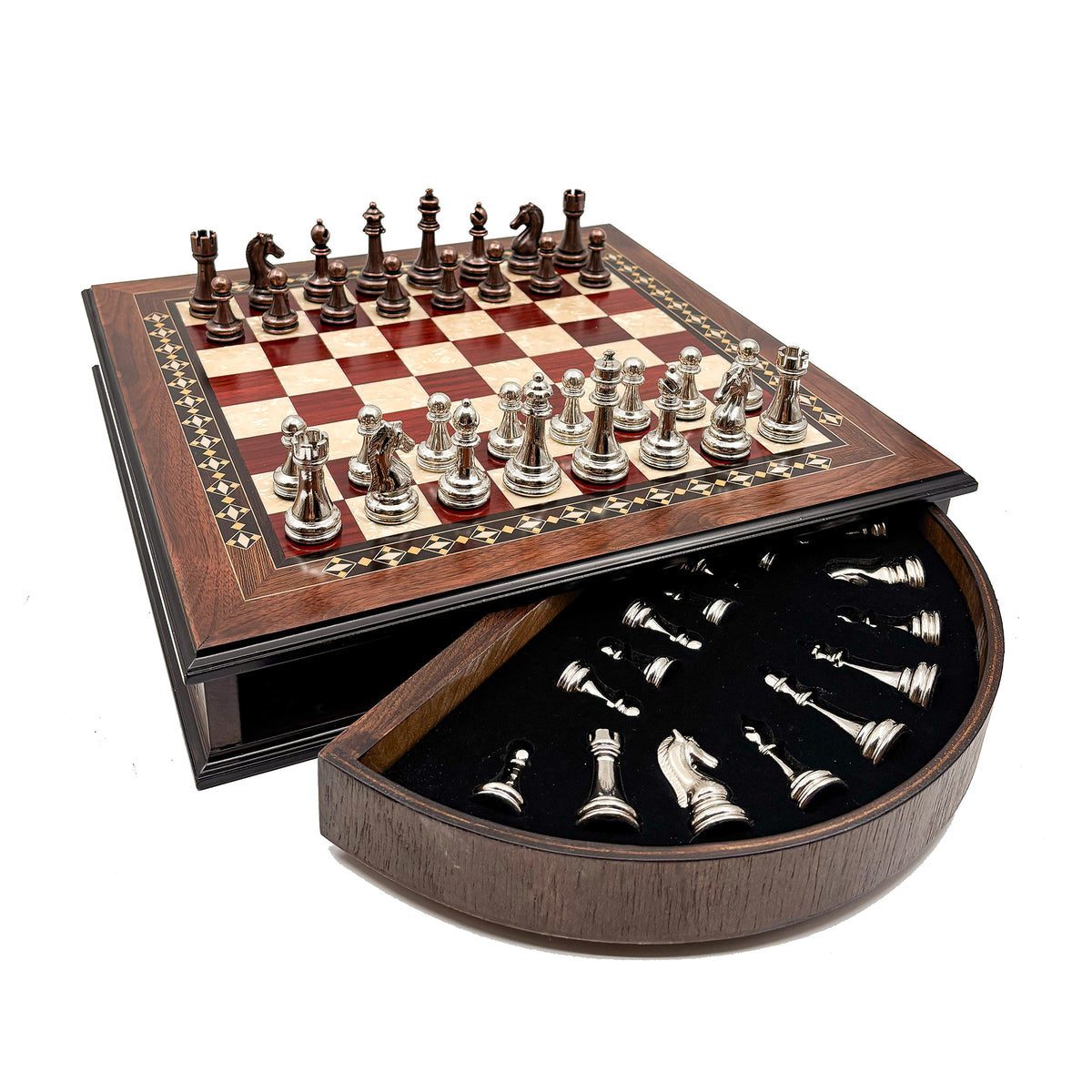 Schachspiel mit Metallfiguren und seitlich ausgeschwenkter, ausgekleideter Schublade