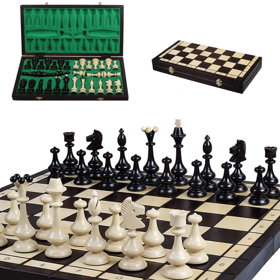 Jeu d'échecs ouvert avec pièces installées, le coffret fermé en arrière-plan