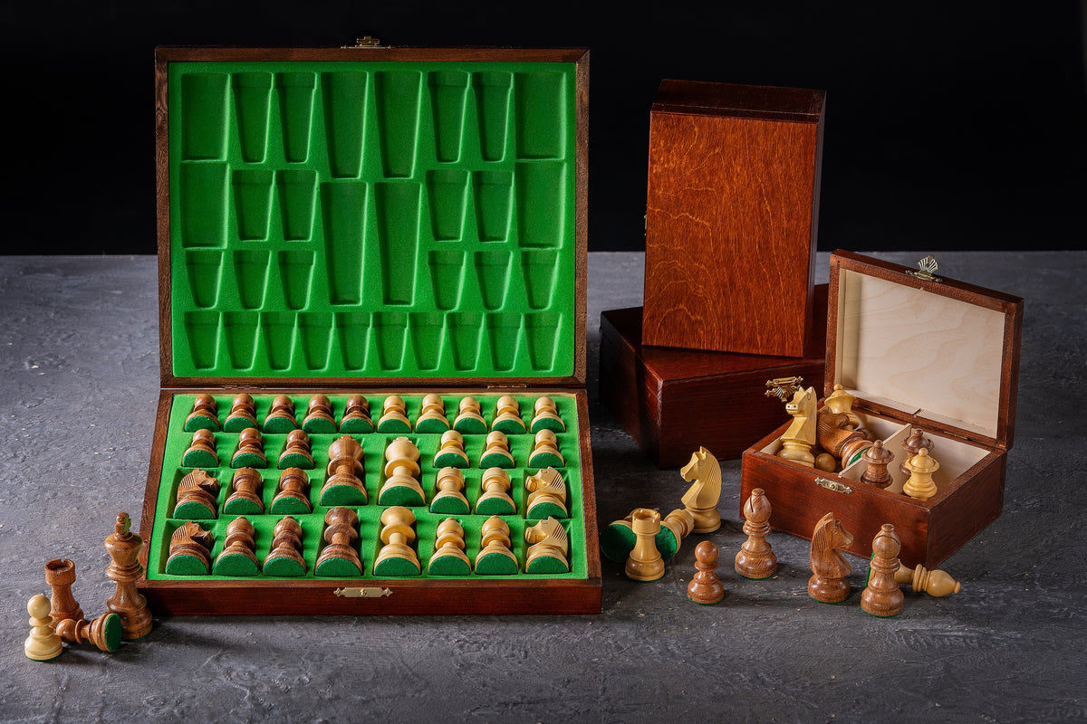 German-Knight-Figuren aus Akazie in einer Schachkassette – Kassette nicht im Lieferumfang