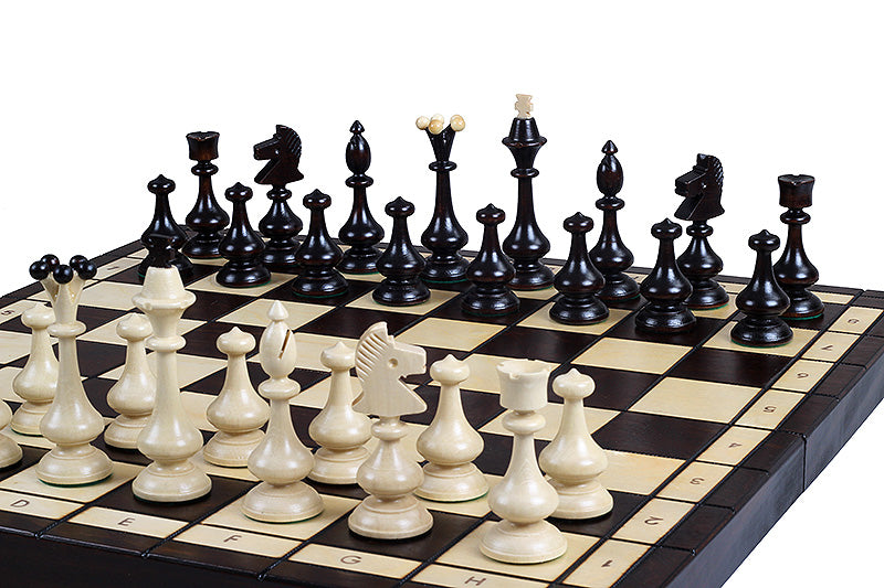 Jeu d'échecs sur une table en bois à la lumière naturelle d'une fenêtre