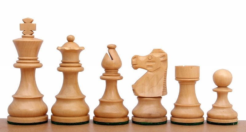 Helle französische Staunton-Figuren aus Buchsbaum in Reihe, Detailansicht