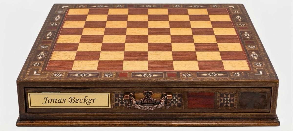 Dieselbe Schachkassette mit graviertem Namensschild „Jonas Becker“ – personalisiertes Schachspiel von Schachatelier