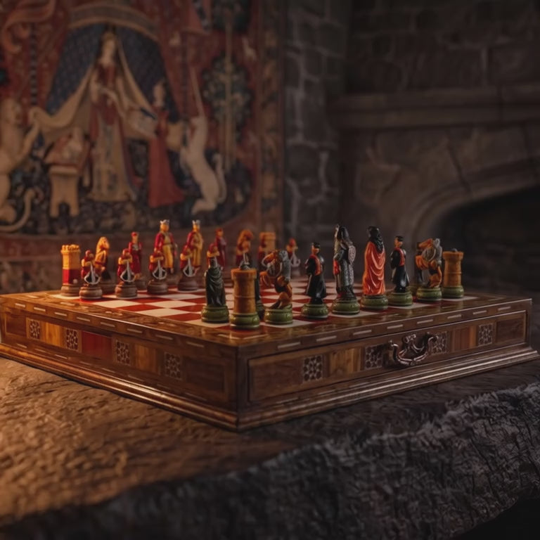 Video: Camelot-Schachspiel mit handbemalten Figuren und Mosaik-Brett – Schachatelier
