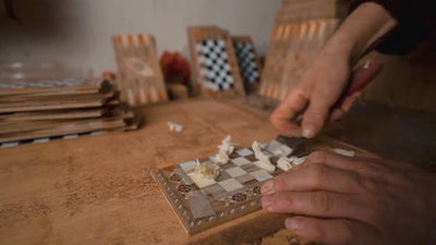 Video: Premium Mosaik-Schachspiel aus Holz in der Nahansicht – Schachatelier
