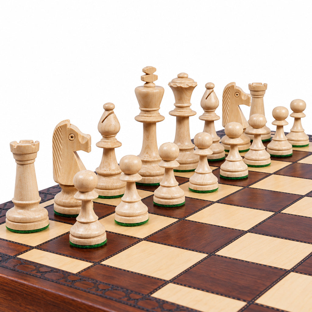 Jeu d'échecs pliant en bois avec pièces Staunton, gros plan sur les pièces claires